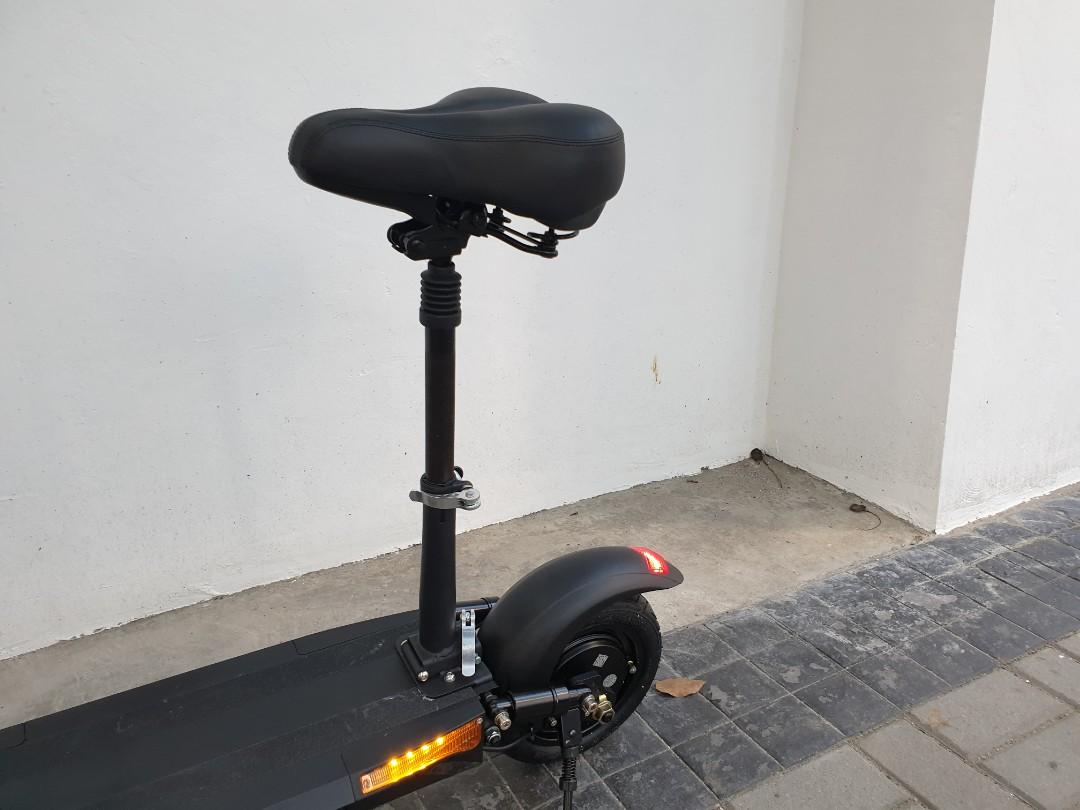 Electric scooter (Category: Skates, Rollerblades & Scooters) located in Makati City. Submitted by superior.haven (Listing ID 1003399404, Image 3). Description: Powerful and light scooter. foldable. 48v/500w motor/power 10.4 Ah 40km range 50km/h max speed 09650512331.