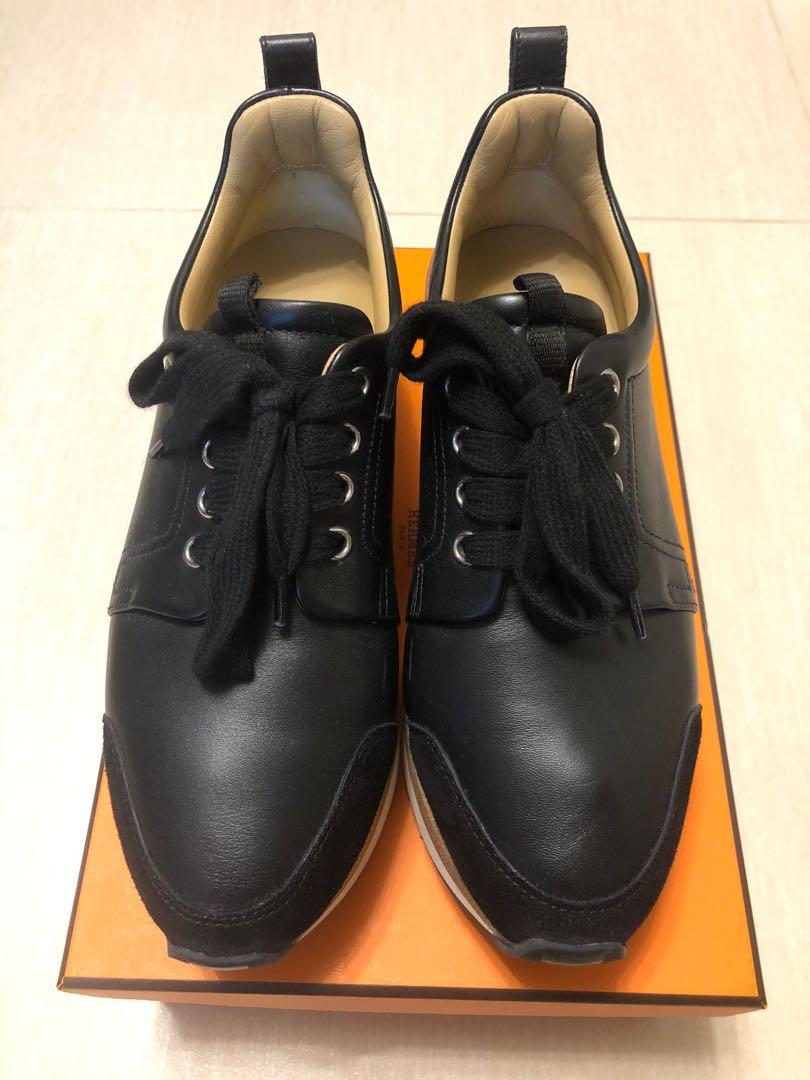 Hermes Ladies Shoes （分類：Loafers）位於 Hong Kong。 由 bagsionista 提交（商品編號 1028127284，圖片 1）。簡介： Hermes Ladies Shoes Used in Excellent Condition (著過 2 次） Full Sets with Hermes Box Size - 36.5 Colour - Black 。