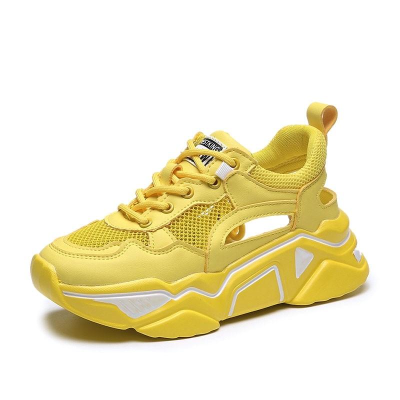 De yellow shoes