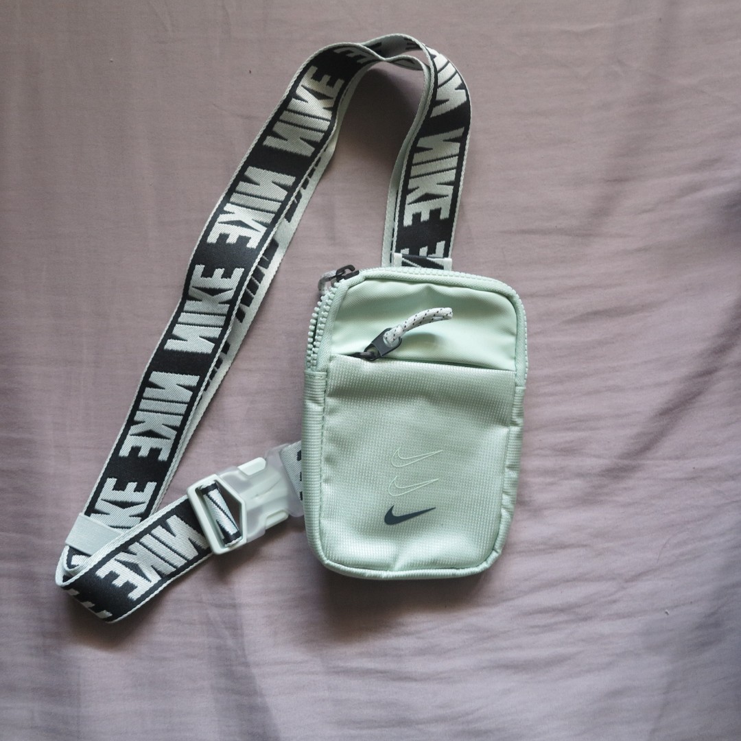 nike essentials sling pack