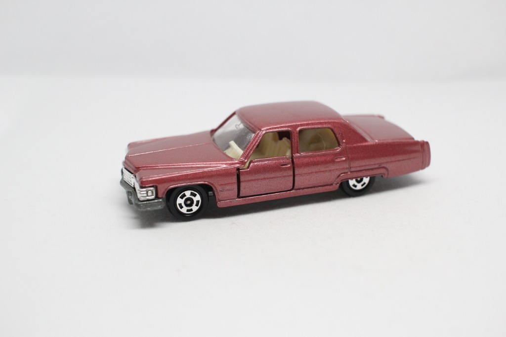 tomica cadillac