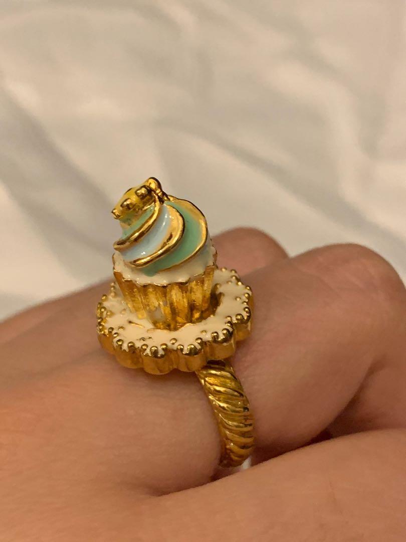 Cake ring （分類：鑽飾）位於 Hong Kong。 由 cwr_0421 提交（商品編號 1028339894，圖片 1）。簡介： Cake ring Bought from Thailand 95% new 。