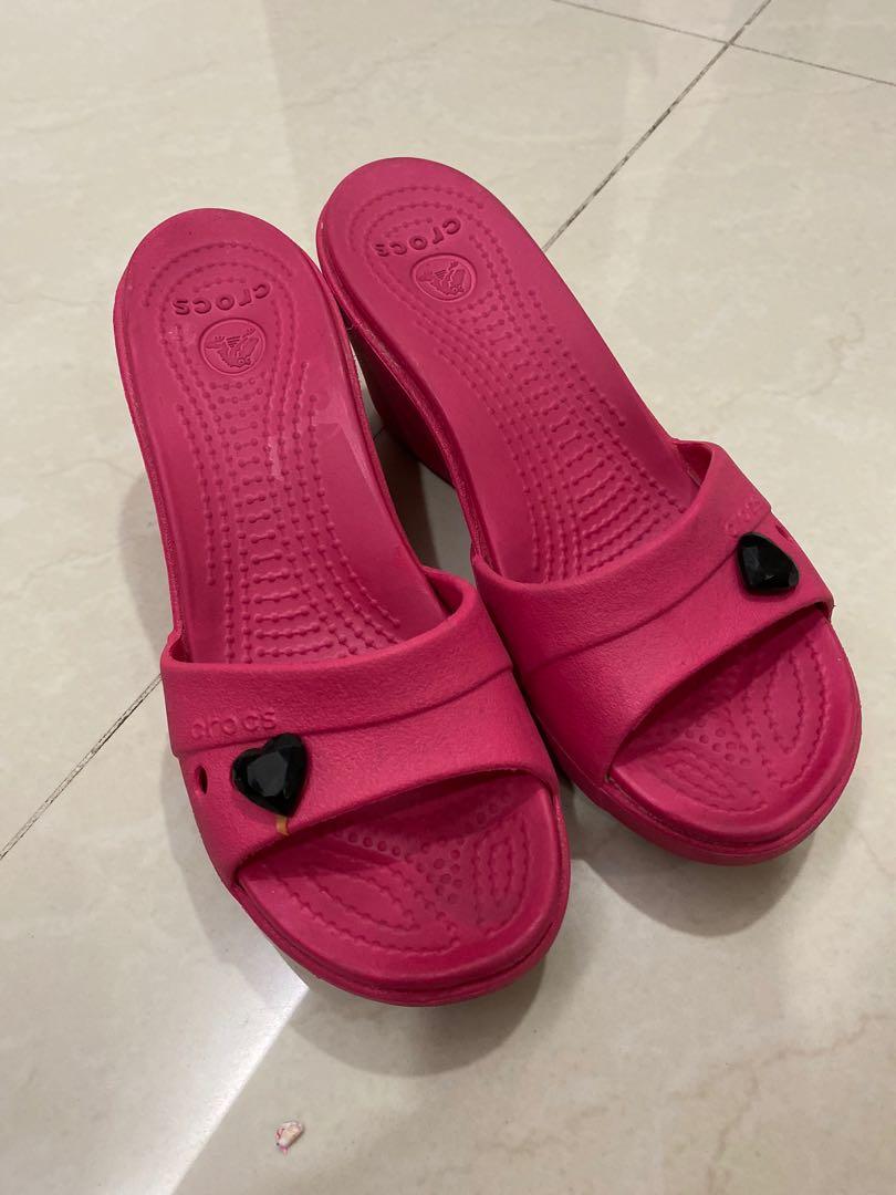 womens pink crocs