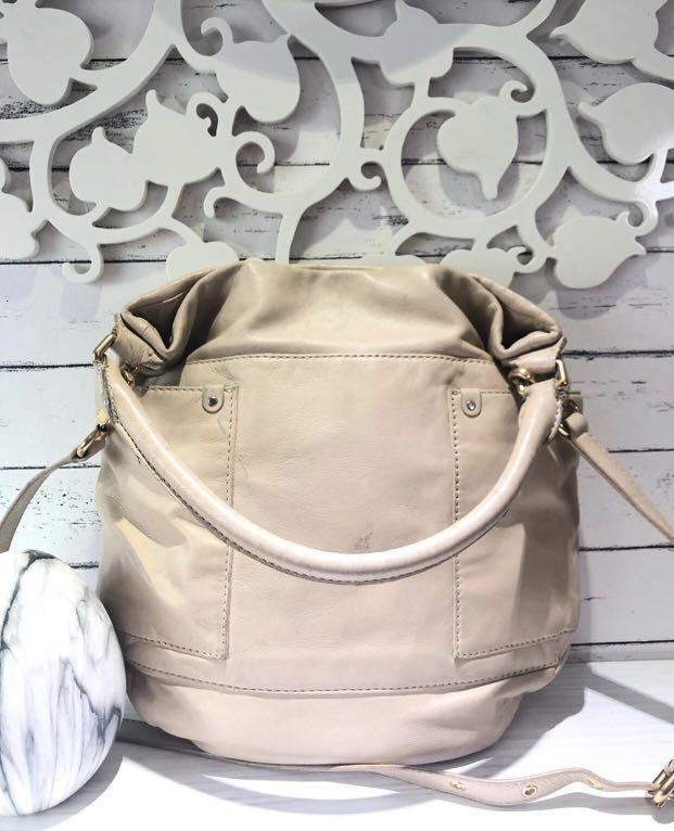 Authentic Marc Jacobs Beige Hobo Bag (Category: Luxury Bags & Wallets) located in Makati City. Submitted by cindiorella (Listing ID 1028263492, Image 2). Description: 100% guaranteed authentic SELLING LOW! .