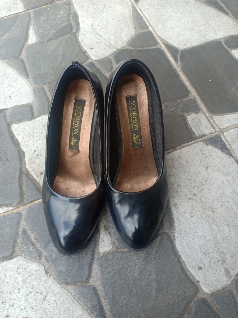 Sepatu Hak Tinggi Warna Hitam Merk Scorpion Fesyen Wanita Sepatu Di Carousell