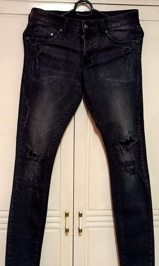 H&M ripped jeans (Category: Jeans) located in San Juan City. Submitted by raphyyyy (Listing ID 1028259142, Image 3). Description: Good as new.