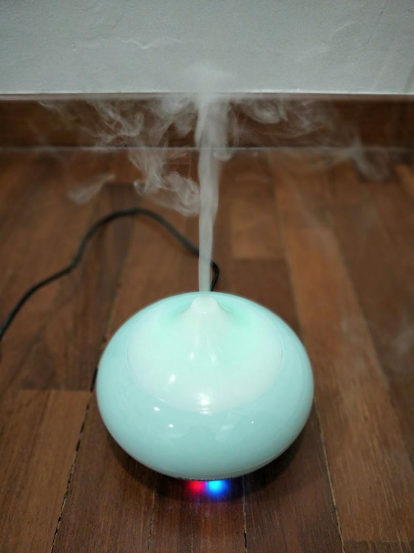 Akemiuchi aroma diffuser (Category: Everything Else) located in Singapore. Submitted by lolly_pop_mei (Listing ID 1028641601, Image 2). Description: Color : Aqua blue Size : 130x130x95mm. Power : 12W. Auto off when water below sensor level. Very quiet. Still in good condition. Please arrange for self pickup if interested..