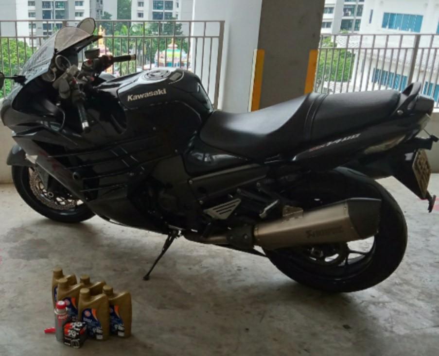 Engine oil servicing (Category: Motorcycle Accessories) located in Singapore. Submitted by motormech (Listing ID 1028459708, Image 2). Description: GULF SYNTRAC 10W 50 MOTUL 7100 10W 40/ 10W 50/15W 50 300V 10W40/10W 50/15W 50 HIFLO OIL FILTER NGK IRIDIUM SPARK PLUG TOYOTA COOLANT SBS BRAKE PADS BRAKE BLEEDING BREMBO DOT 4 FLUID.