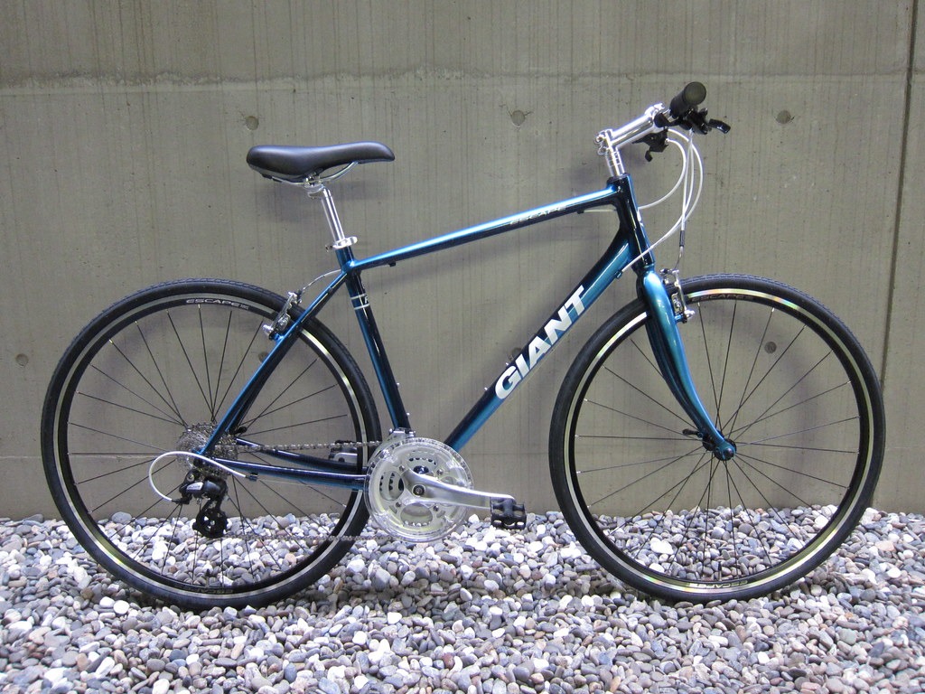 Giant Escape R3 2018 Hybrid Roadbike Sports Equipment Bicycles