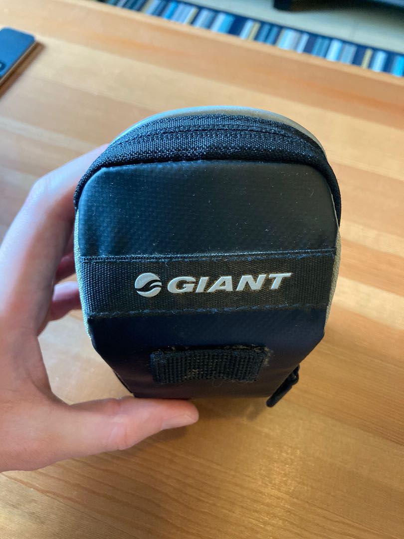 Giant Saddle bag with free used Kit, 運動產品, 單車 Carousell