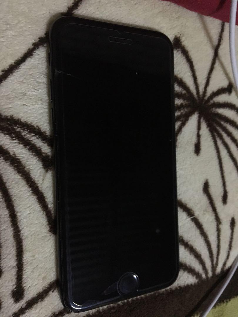 Iphone 7 JET BLACK 128gb (Category: iPhone 7 Series) located in Angono. Submitted by xxxallaboutbagsxxx (Listing ID 1028435527, Image 2). Description: ❤️TEMPERED IN FRONT AND BACK(simula pa nung bago pinatempered) smooth na smooth pa kapag niremove/pinalitan lng tempered ❤️No issues sa icloud gagamitin nlng ❤️kahit anong SIM pede ❤️nabili brandnew sa apple store mismo ❤️WITH BOX Rfs: upgrade.