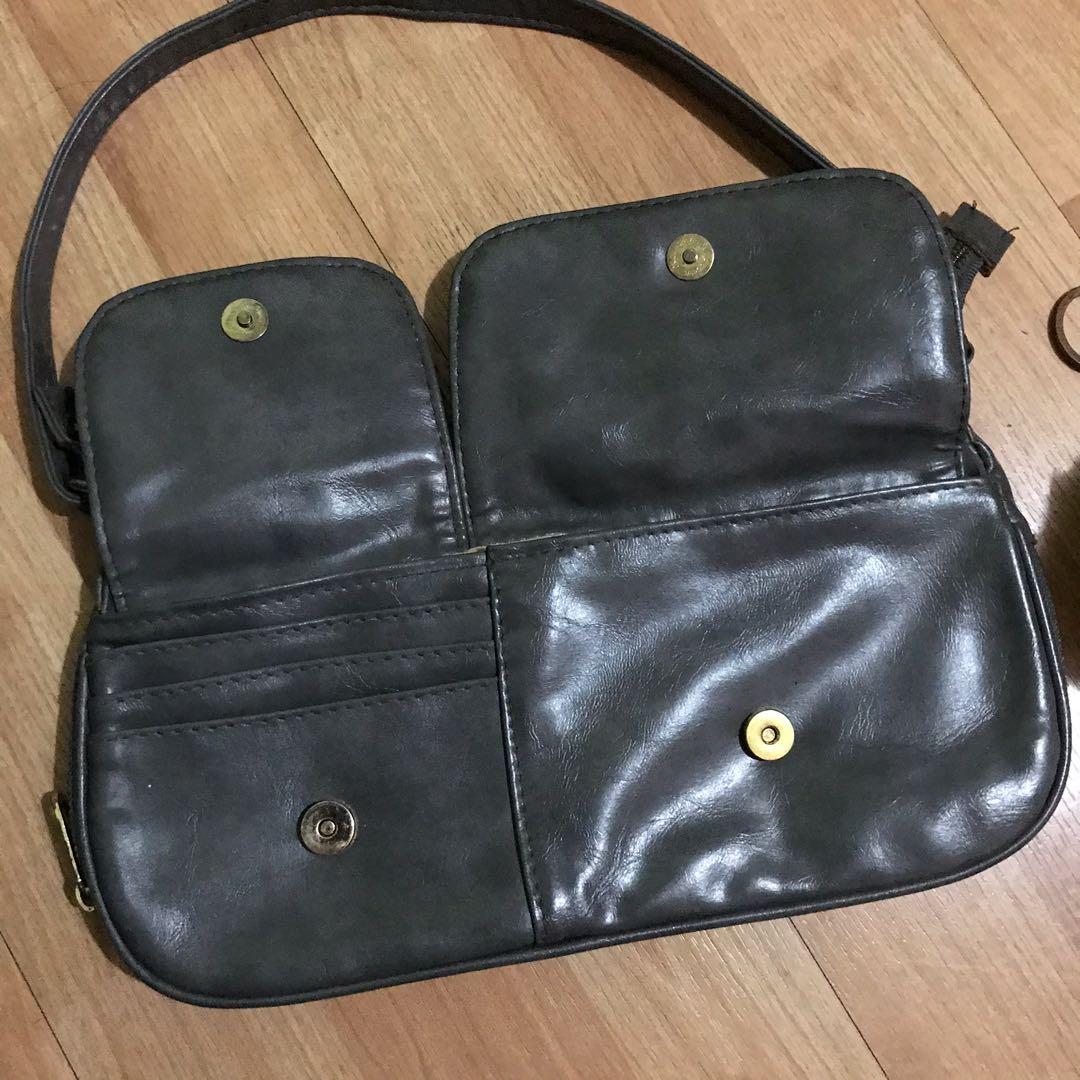 Leather hand bag + key chain bundle (Category: Purses & Pouches) located in Quezon City. Submitted by hapidrops (Listing ID 1028612373, Image 2). Description: .