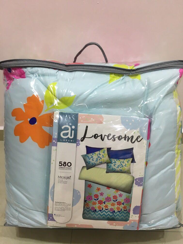 QUEEN COMFORTER SET (Category: Cushions & Throws) located in Klang. Submitted by morningbee (Listing ID 1028548544, Image 1). Description: 1 Fitted Sheet (153x190x25cm) 2 Pillow Cases 1 Bolster Case.