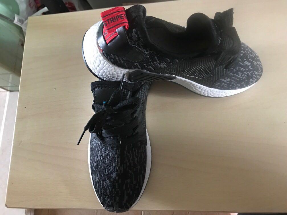 Shoes (Category: Sneakers) located in Singapore. Submitted by biglady26 (Listing ID 1028429310, Image 3). Description: Got from friends as birthday presents But wrong size so never wear before -Uk 39.