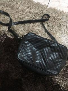 Sling bag hitam Mayonette