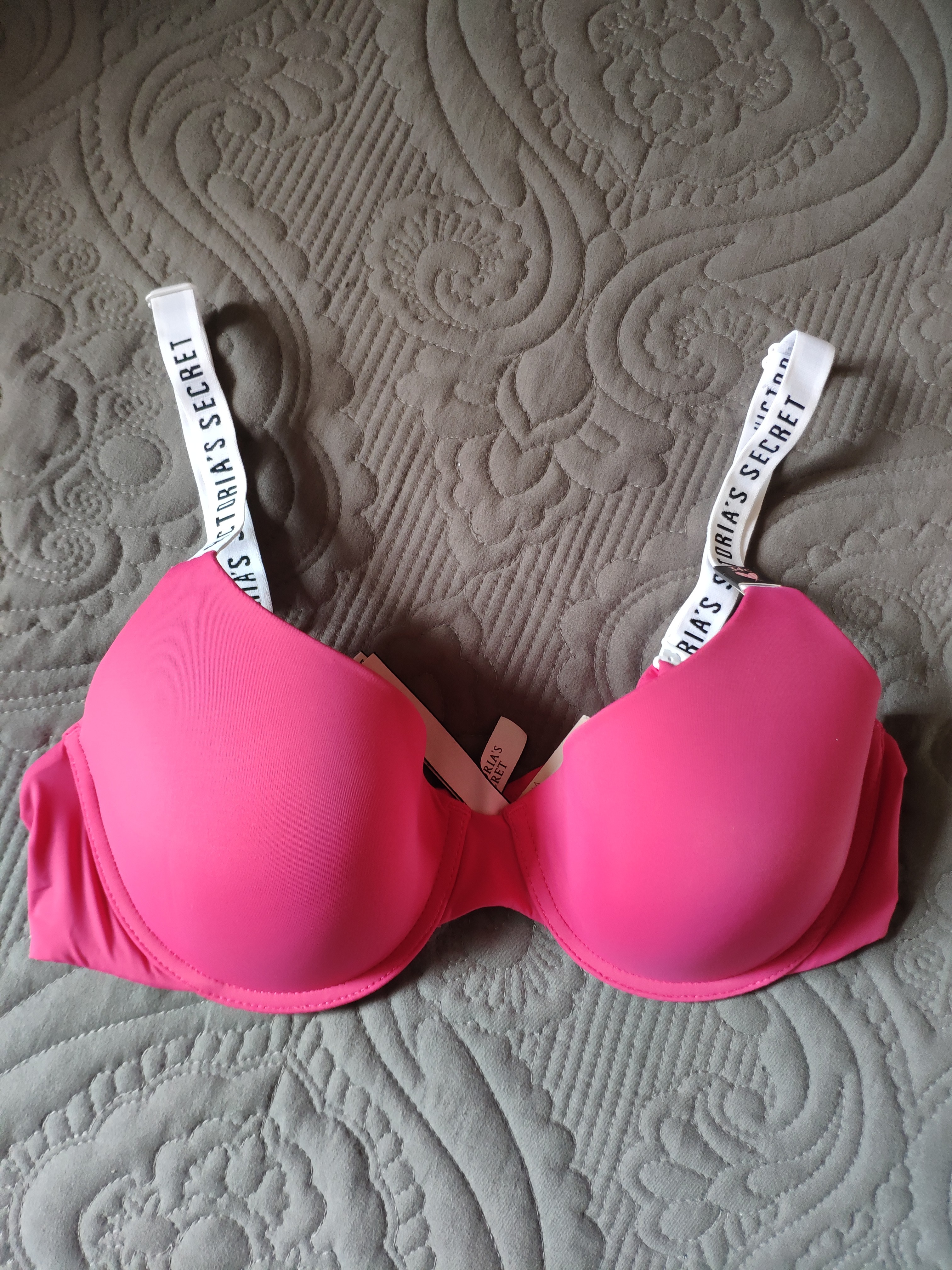Victoria secret bra 34C New with tag, Women's Fashion, New Undergarments &  Loungewear on Carousell