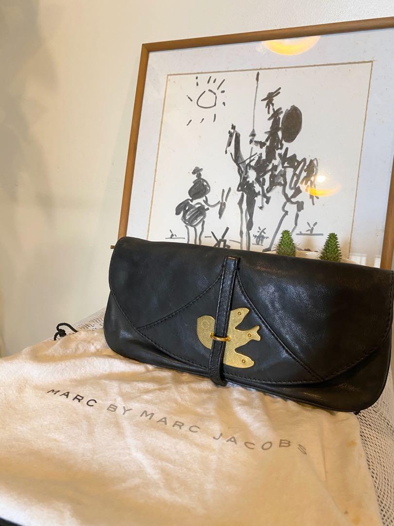 Authentic Marc Jacobs Clutch (free shipping) (Category: Luxury Bags & Wallets) located in Quezon City. Submitted by kiaalampay (Listing ID 1028734024, Image 1). Description: .