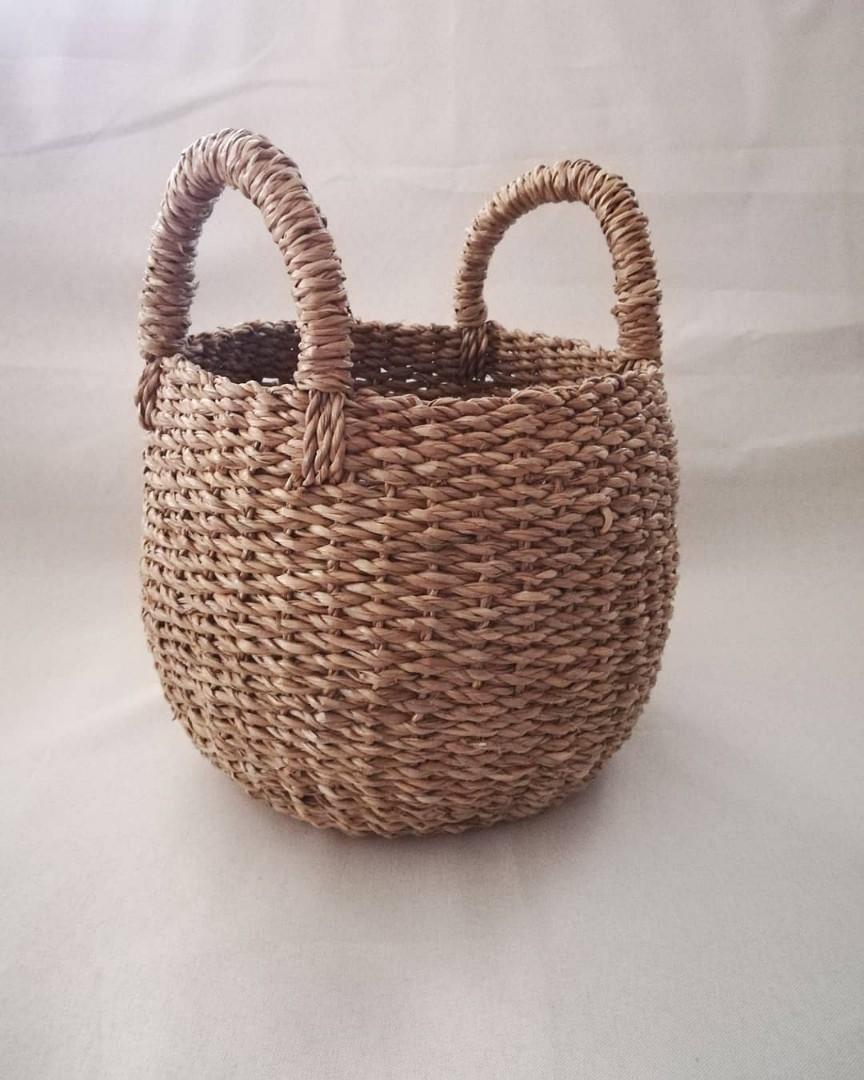 Bucket Style Native Basket (Category: Laundry Baskets) located in Las Pinas. Submitted by chelhq (Listing ID 1028679109, Image 1). Description: BUCKET STYLE BASKET WITH HANDLES made of seagrass material Multi-purpose - may be used as organizational basket or planter. Perfect for tabletop plants. May fit 5" to 7" pots. Small 7"x8" - P480/pc 1pc available.