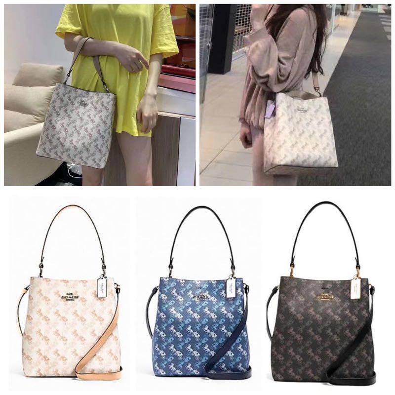 Coach town bucket bag 2025 with horse and carriage print