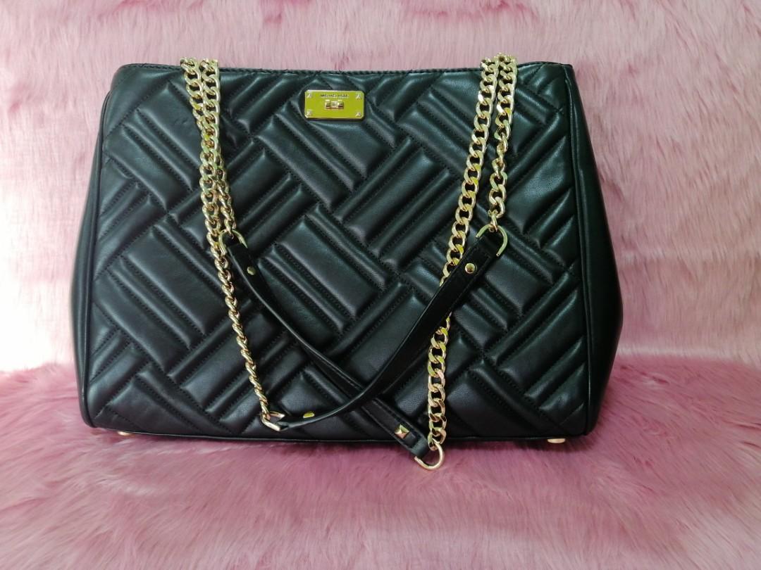 Preloved Original Michael Kors Peyton Tote Bag (Category: Luxury Bags & Wallets) located in Mandaluyong City. Submitted by jaavaliente (Listing ID 1028806739, Image 1). Description: Preloved Good As New Please see last photo for flaw 4800.