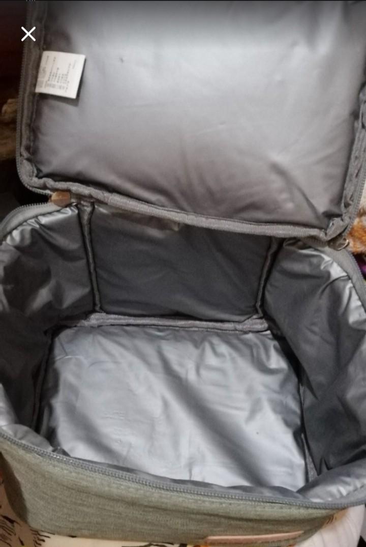 V-Cool insulated breastmilk bag (Category: Breastfeeding & Bottle Feeding) located in Quezon City. Submitted by mamaoftwins (Listing ID 1028902174, Image 1). Description: Slightly used for breastmilk transport from work to home. With compartment for breast pump. Good as new. No flaws. RFS: Di na ginagamit. Payment mode : gcash or BDO.