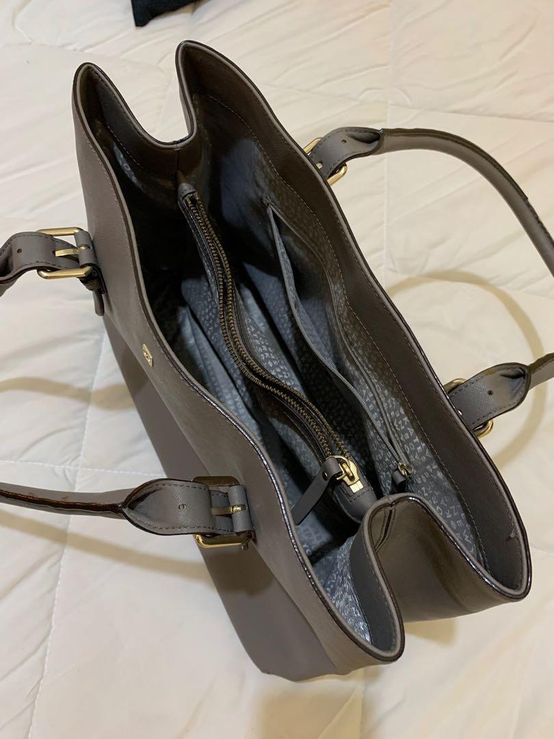 Kate spade bag big size (Category: Tote Bags) located in Angeles City. Submitted by yhummy21 (Listing ID 1029138072, Image 2). Description: Pre loved kate spade big bag with nice compartment and in good condition Issue-may konting bakbak sa handle see photos for details Pm me for more details Rfs -decluterring.