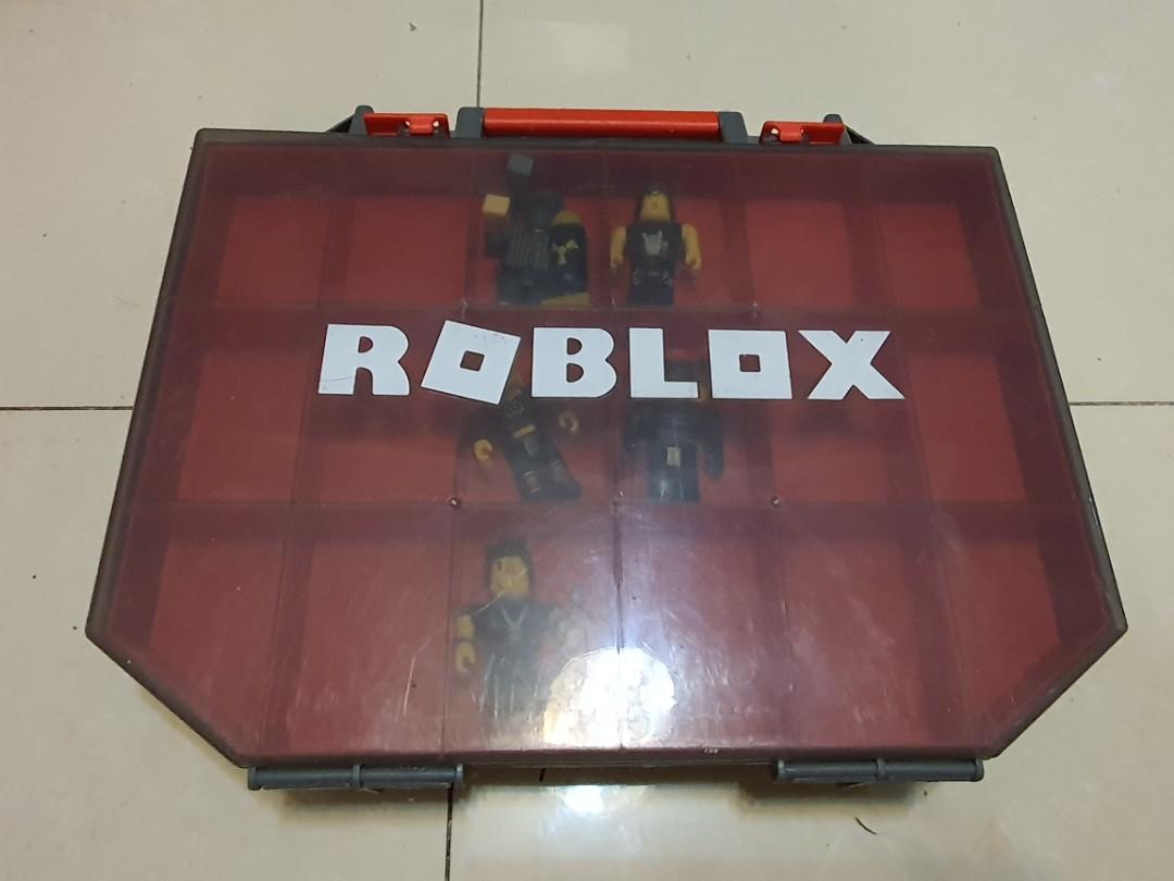 Roblox Collector S Figure Case With 6 Figures Included Toys Games Toys On Carousell - roblox beyblade battle games