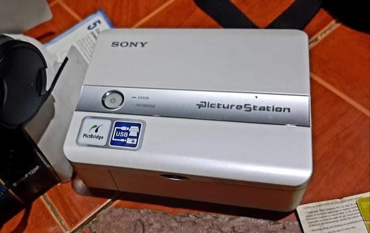 Sony DSC-H2 Bundle (Category: Flashes) located in Bacoor. Submitted by jmesxrnid (Listing ID 1029120981, Image 3). Description: Note: Selling for someone. With FREE battery charger RFS: De-cluttering.