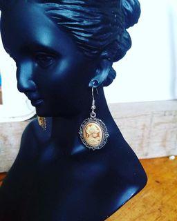 Vintage Victorian cameo tan simple dangling earring