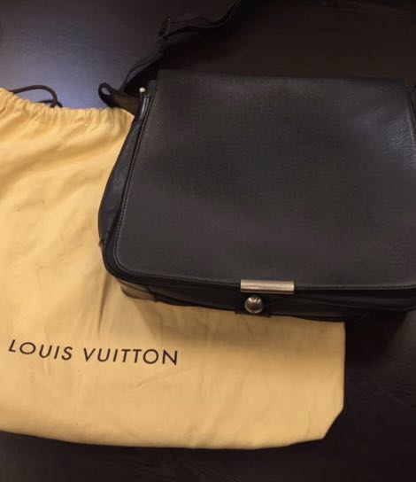 Louis Vuitton Taiga Viktor (SHG-32143) – LuxeDH