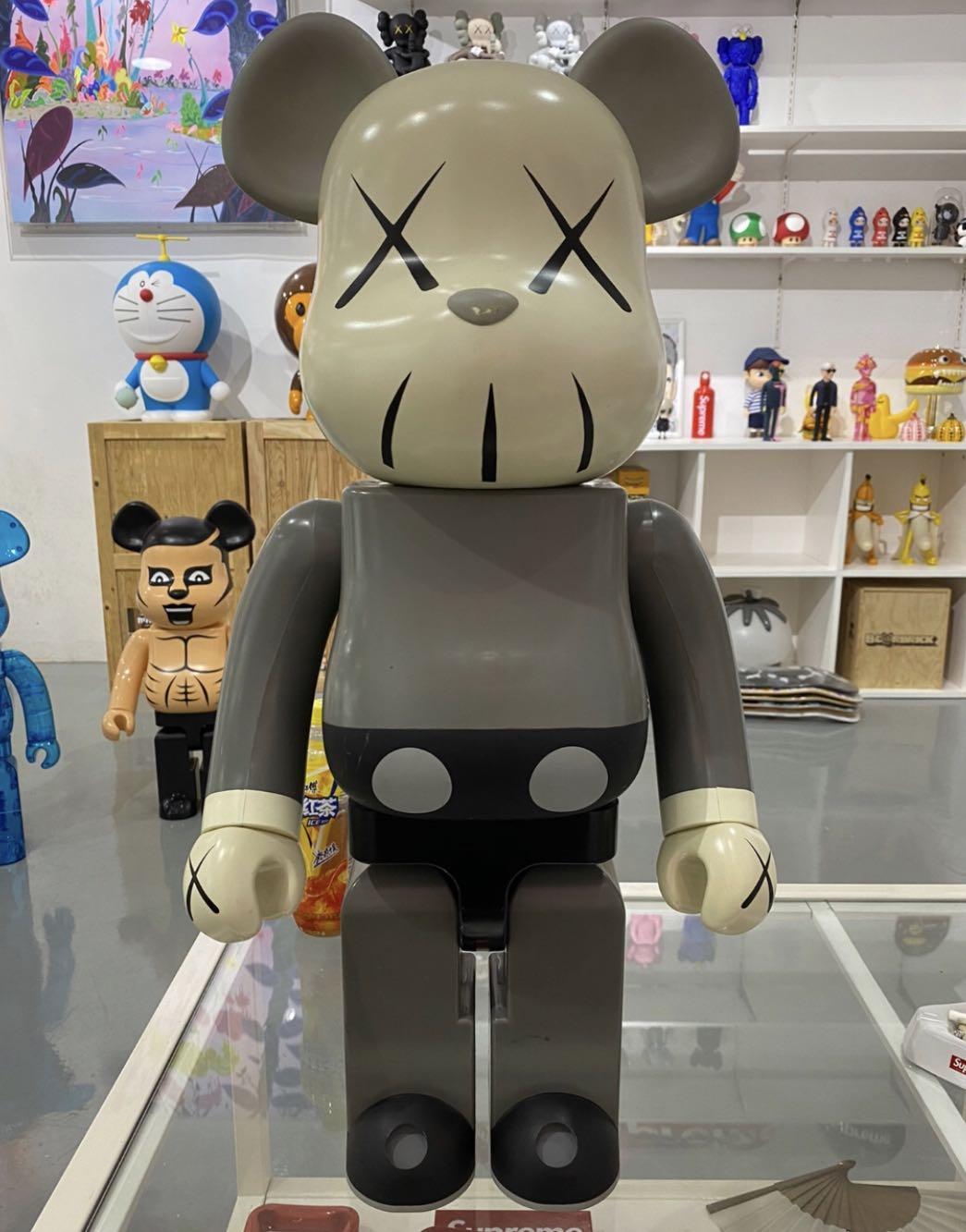 Kaws bearbrick 1000%, 興趣及遊戲, 玩具& 遊戲類- Carousell