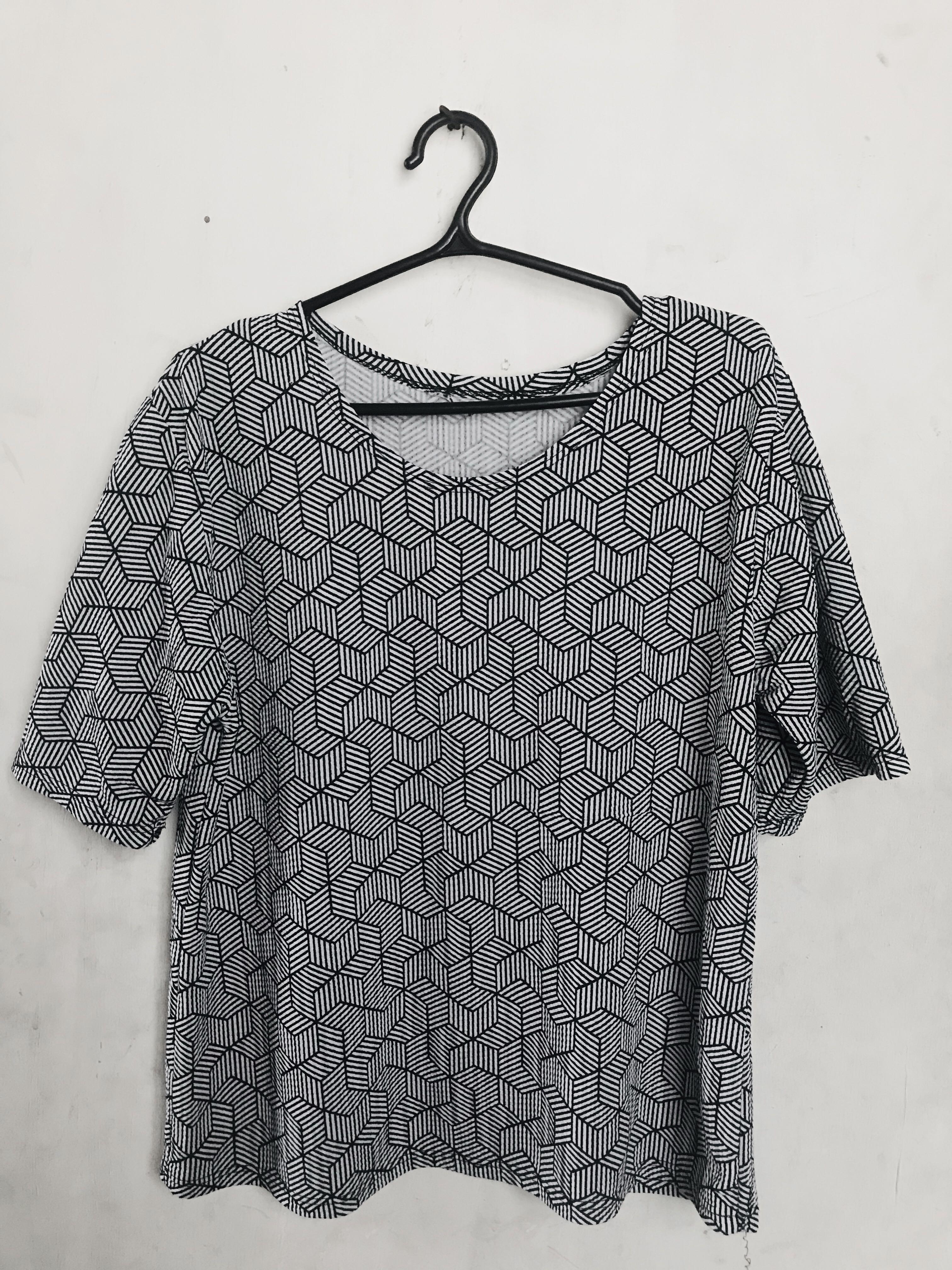 Pattern top (Category: Blouses) located in Quezon City. Submitted by allhaillizz (Listing ID 1029204206, Image 1). Description: used only once.