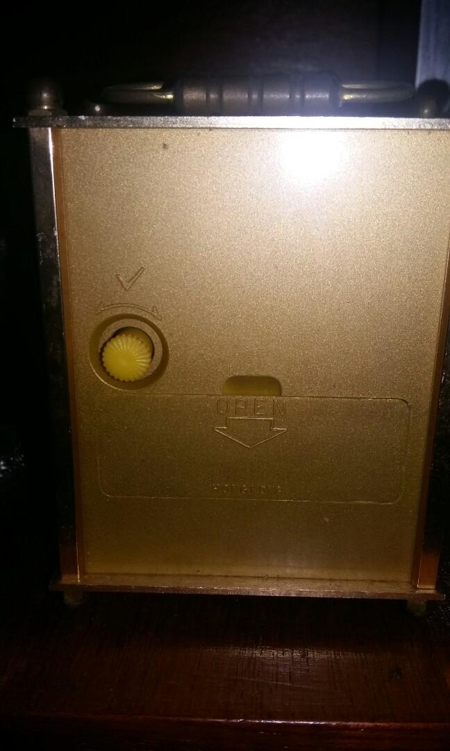 Table clock (Category: Watches) located in Ujong Pasir. Submitted by huntiques (Listing ID 1029256205, Image 2). Description: made in hong kong.