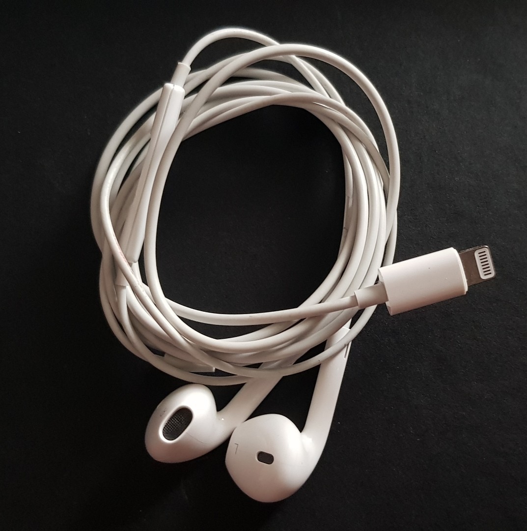 Apple iPhone 11 Earpods with Lightning Connector, Audio, Portable Audio
