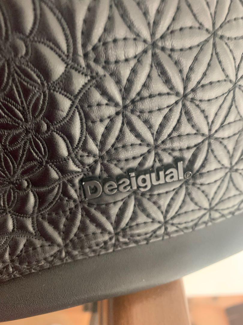 Black Handbag (Category: Tote Bags) located in Taguig. Submitted by project_clearing (Listing ID 1025326279, Image 3). Description: Good quality. Bought it in HK. A little worn out but still good..