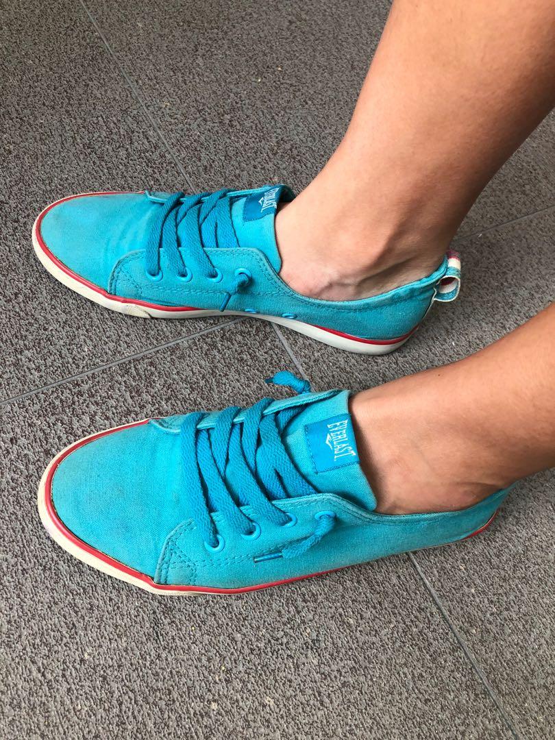 Blue Everlast slip on shoes (converse 