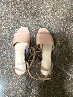 (Category: ) located in . Submitted by clothesobsessed (Listing ID 1025304388, Image 1). Description: .