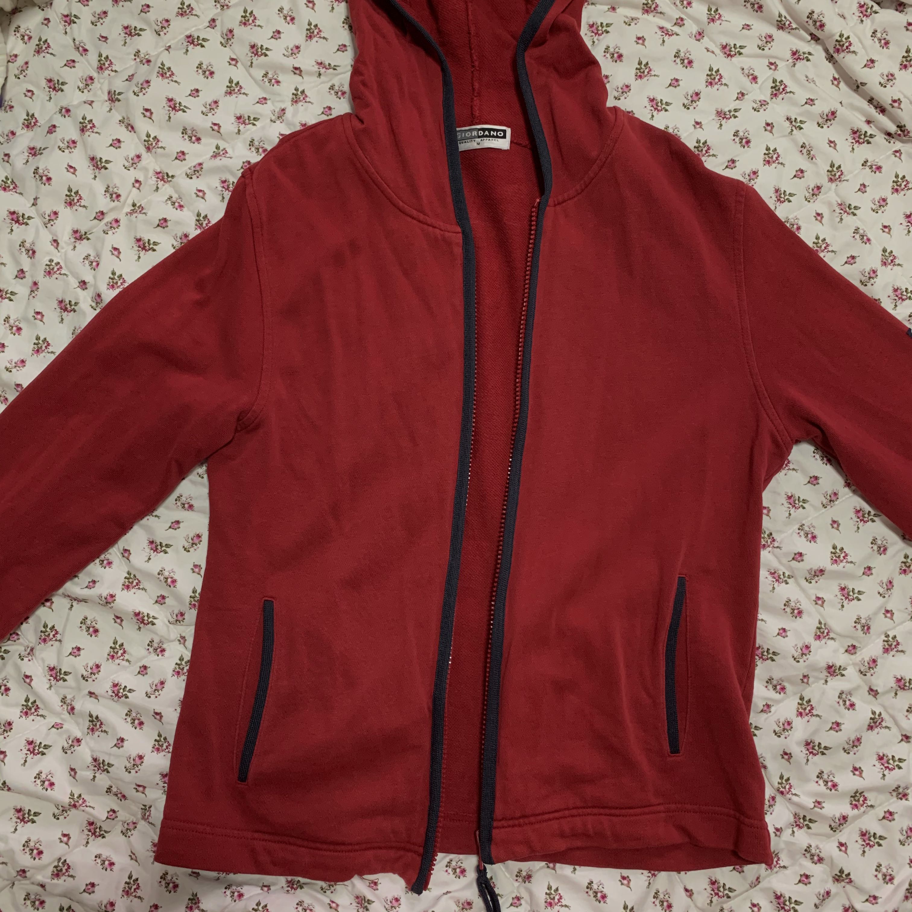 giordano red outlined hoodie