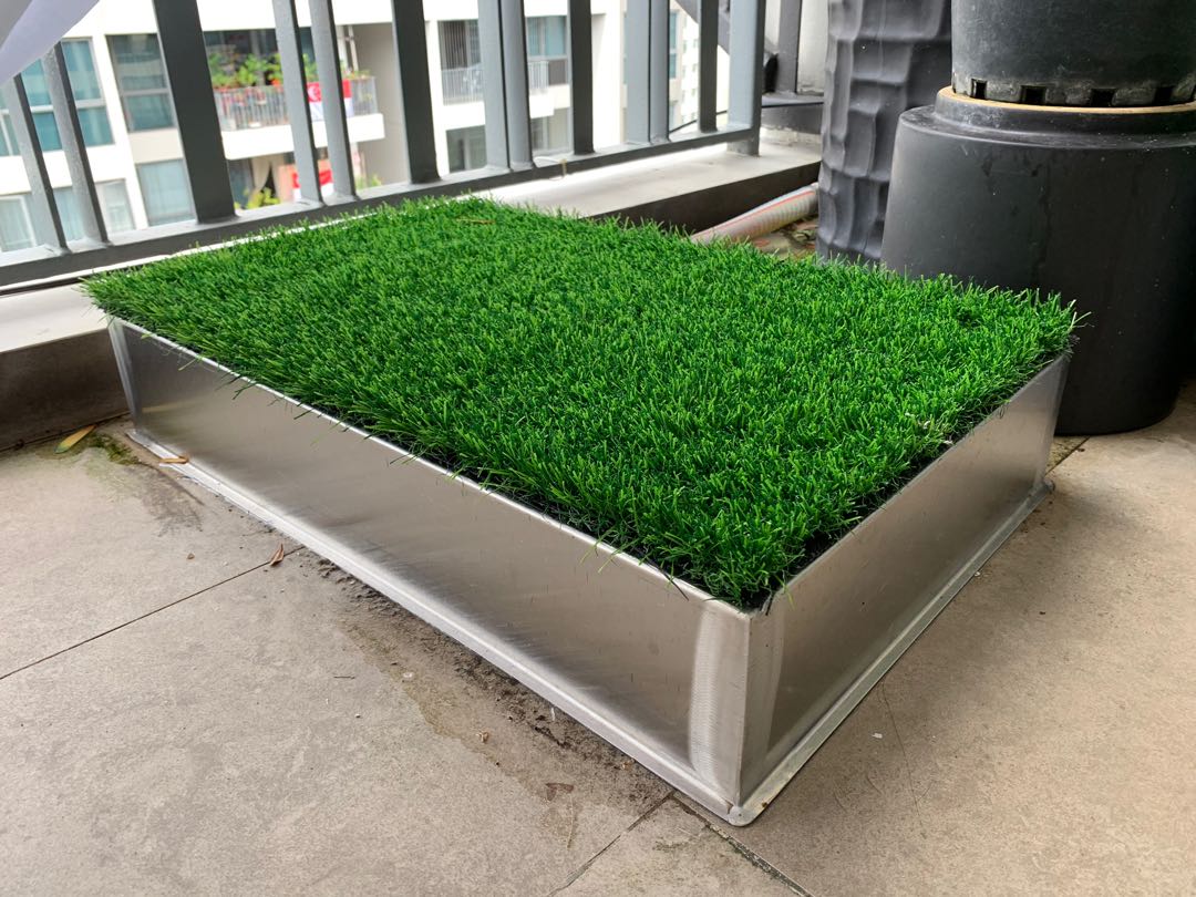 Dog pee tray top with drainage