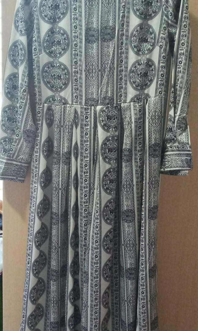 Long Paisely Dress (Category: Dresses) located in Caloocan City. Submitted by fabbizz (Listing ID 1025302585, Image 1). Description: Never been used but tag was removed. Free size can fit large frame Long Dress, looks sexy with high heels. Elegant, can be worn in semi-formal occassions.