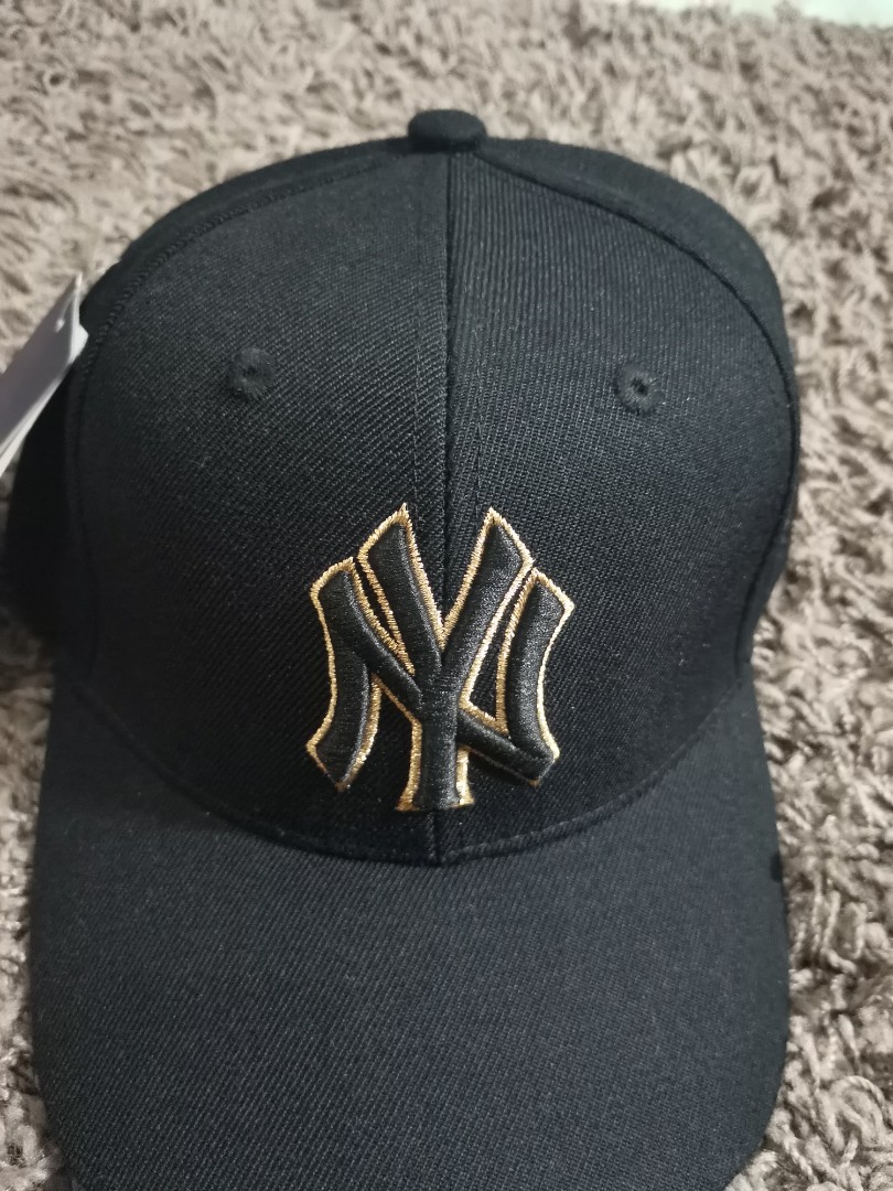 Gold deals yankees hat