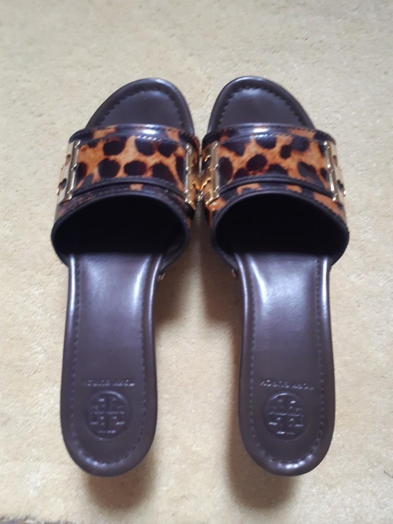 Sandal Tory Burch pamela wedge, Fesyen Wanita, Sepatu di Carousell