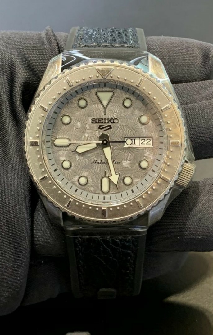 Seiko 5 Sports Vintage Silver Men S Fashion Watches On Carousell