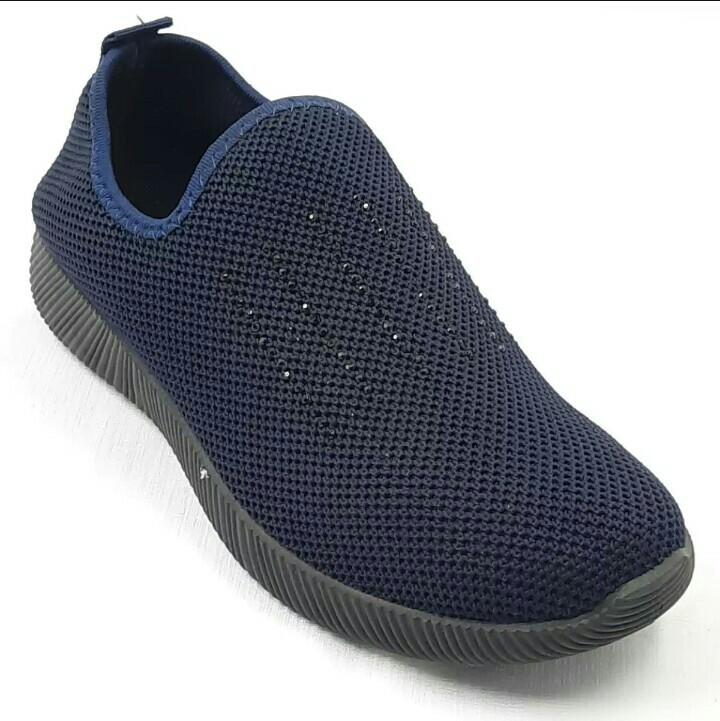 Sepatu sneakers hotsell wanita slip on