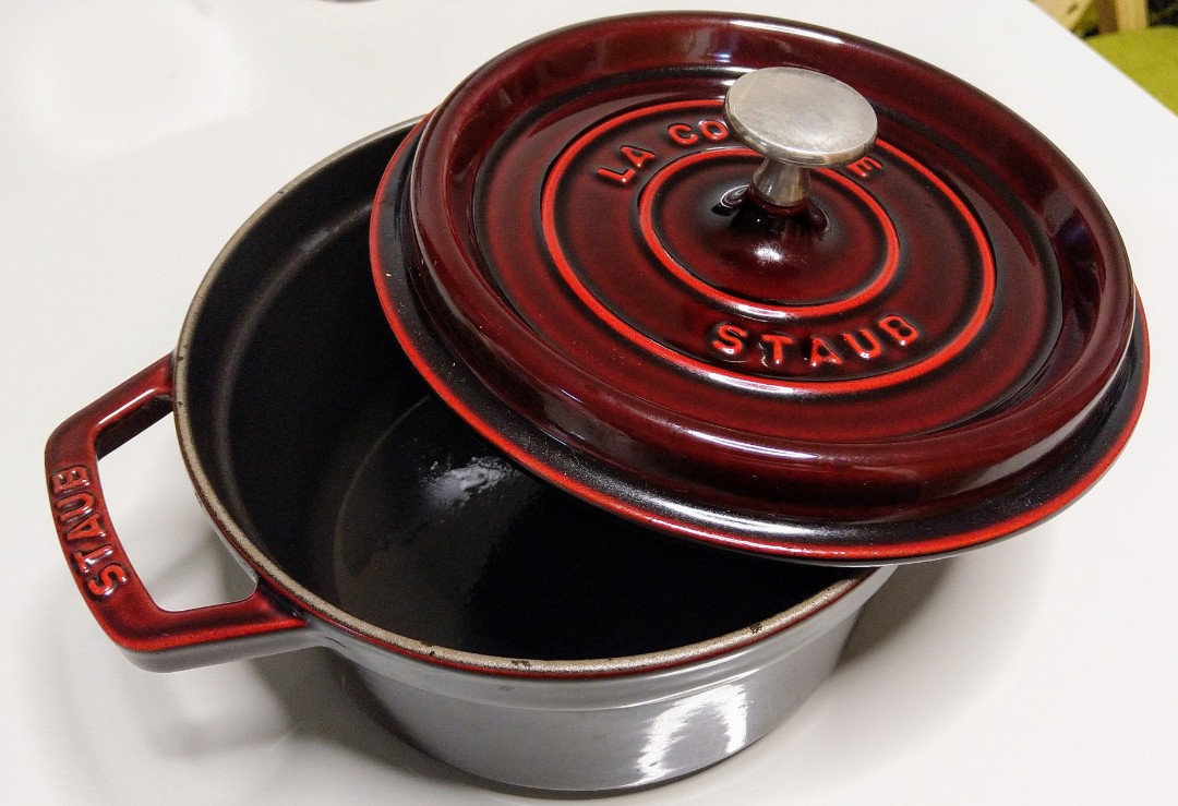 STAUB 鑄鐵煱20CM, 傢俬＆家居, 廚具和餐具, 炊具及配件- Carousell