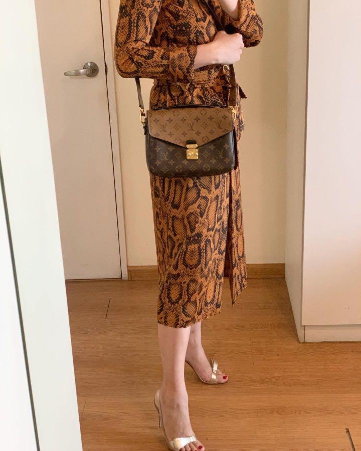 Reverse mono Pochette Metis with Dior Mitzah scarf. Obsessed!!! Need to  wear this bag more. : r/Louisvuitton
