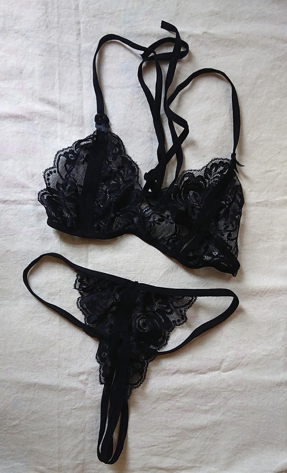 Brand new sexy black lingerie set (bralette + panties) 性感黑色lacr內衣, 女裝, 女裝上衣 ＆ 外套 - Carousell
