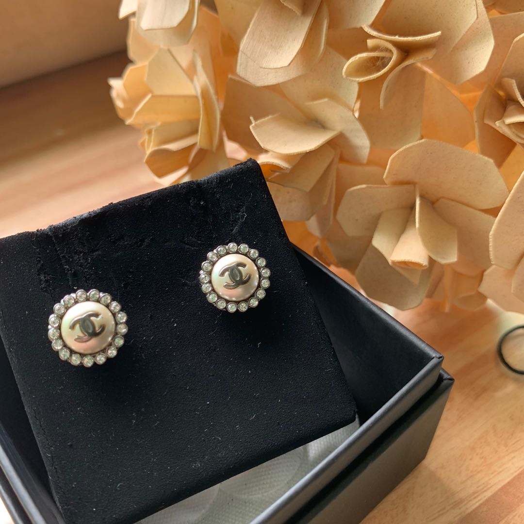 Round top chanel earrings