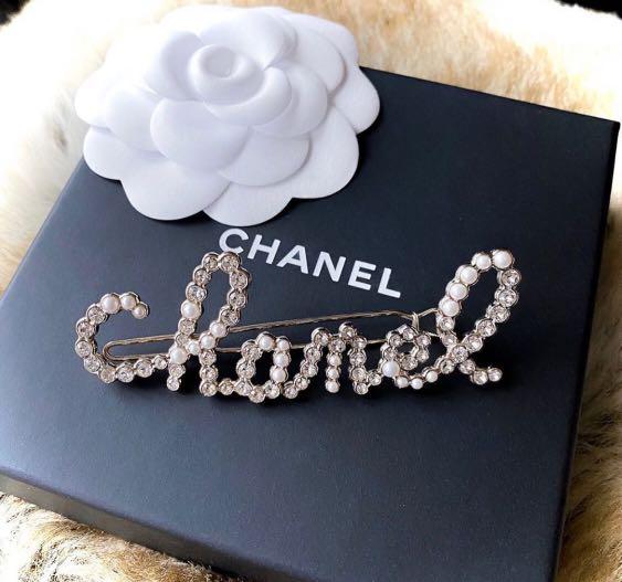 Chanel 19K Script hair clip with pearls and crystals