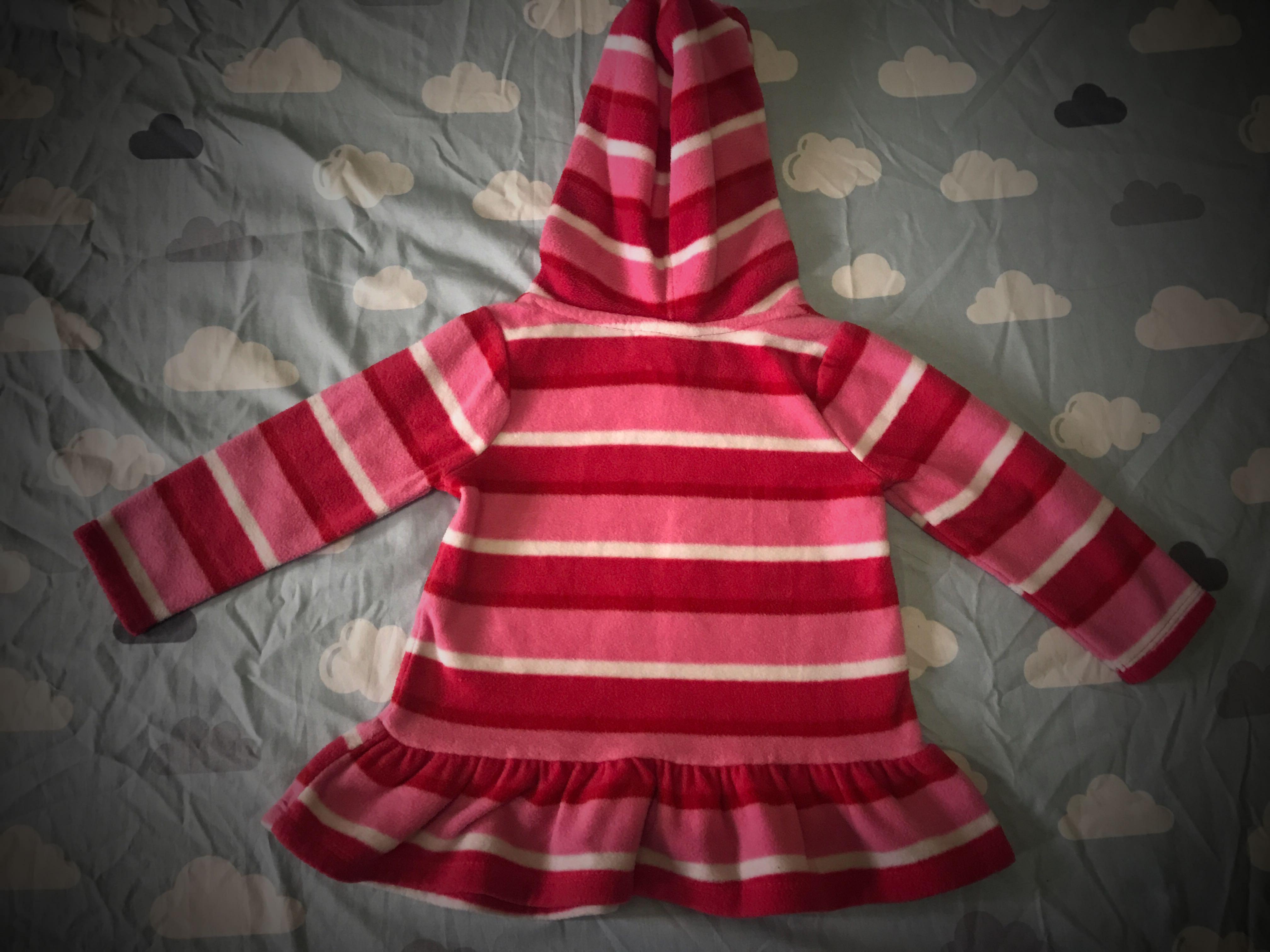 Sesame Street Hooded Pullover (Category: Babies & Kids Fashion) located in Quezon City. Submitted by igraine_21 (Listing ID 1029683441, Image 2). Description: •New but washed (bought in SM for 400++) •Never worn (masikip sa anak ko) •Can fit 12-18 months (18mos. on tag) RFS: Decluttering. Nakatago lang sa storage. My youngest kid is big now..